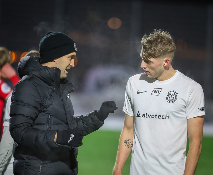 Sigurður Bjartur ræðir við Gregg Ryder nýjan þjálfara KR í úrslitaleik Reykjavíkurmótsins í janúar.