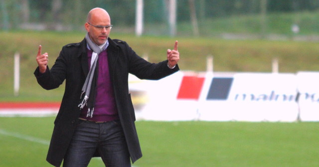 Þjálfarar þurfa ekki alltaf að vera sáttir við dómara leiksins en þeim ber að koma fram af kurteisi.