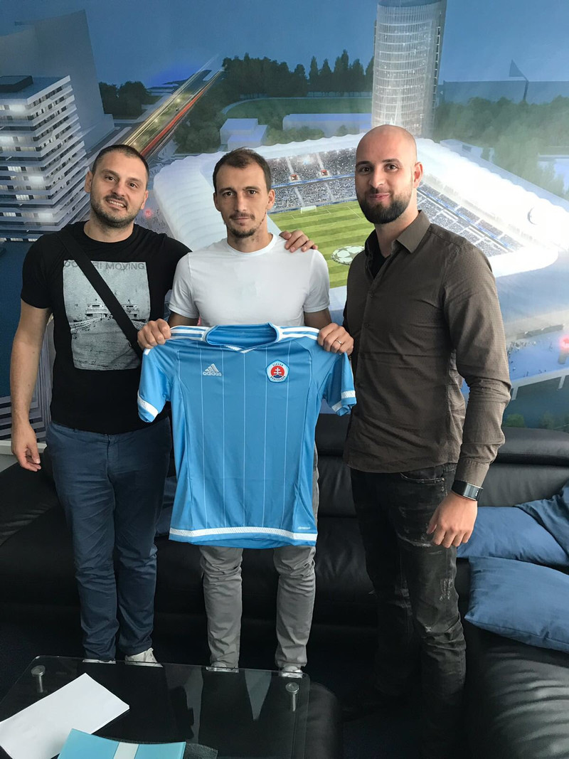 Við undirskrift hjá Slovan Bratislava árið 2018.