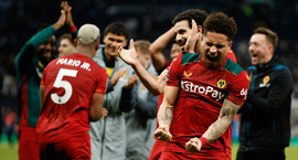 England: Villa tapaði fyrir Wolves - Met Derby lifir