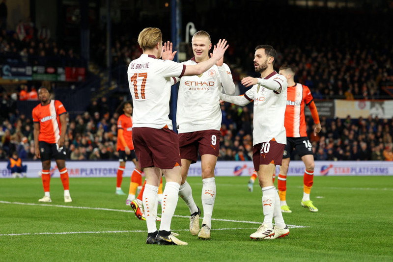 England í dag - Grannaslagur á Etihad
