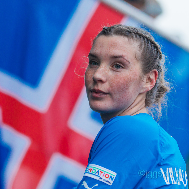 'ið erum meira sóknarsinnaðri úti, maður þarf kannski aðeins meira að verjast hér. Maður gerir það, hleypur með hjartanu þegar maður spilar með íslenska liðinu. '
