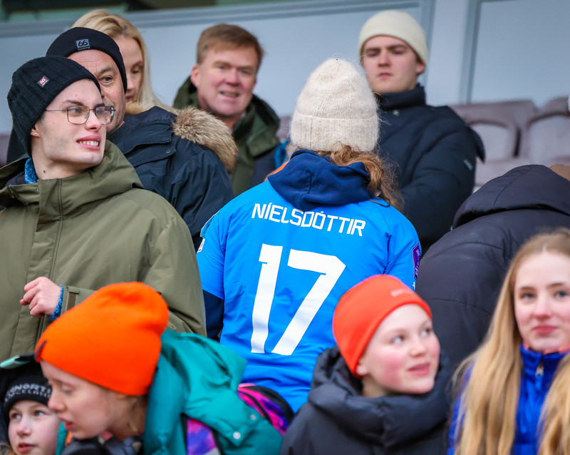 Á baki treyju Fanneyjar Ingu má sjá Níelsdóttir 17.