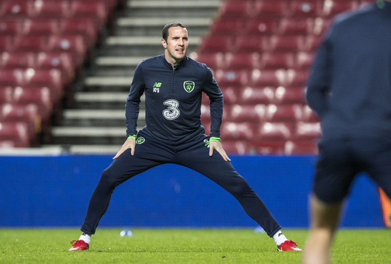 John O'Shea aðstoðar Heimi.