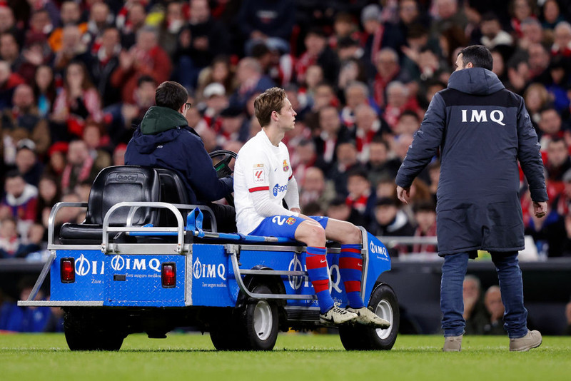 Frenkie De Jong var sóttur inn á völlinn