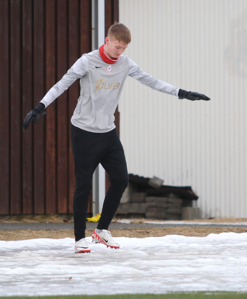 Kári Fannar Guðmundsson, markvörður Skautafélags Reykjavíkur, sýnir æfingar með frjálsri aðferð á Selfossvelli í dag