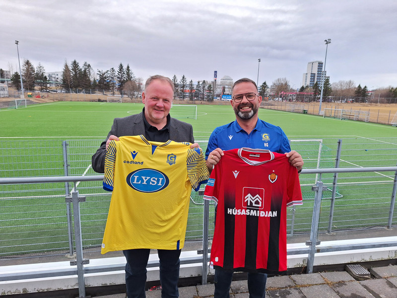 Haraldur Haraldsson, framkvæmdastjóri Víkings, og Haukur Guðberg Einarsson, formaður knattspyrnudeildar Grindavíkur, voru kátir þegar þeir handsöluðu samkomulagið á Víkingssvæðinu í Safamýri í dag.