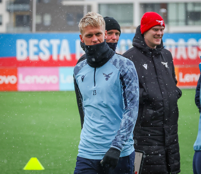 Kemur inn með hroka og attitude.