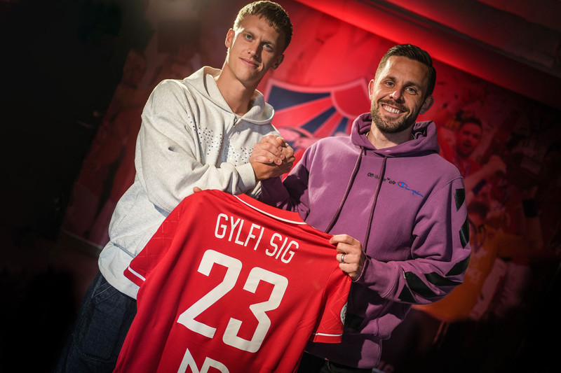 Adam bauð Gylfa treyjuna sína - „Hann er náttúrulega geitin"