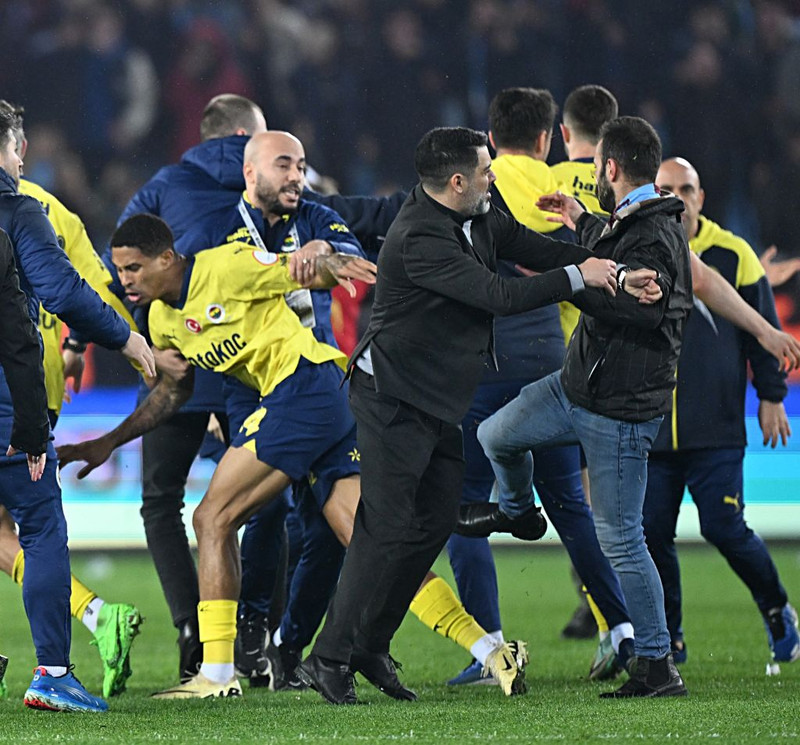 Leikmenn Fenerbahce slógust við stuðningsmenn Trabzonspor