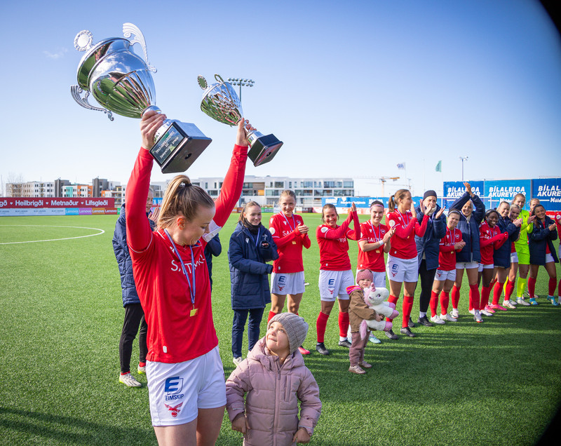 Berglind Rós Ágústsdóttir lyftir Lengjubikarnum.