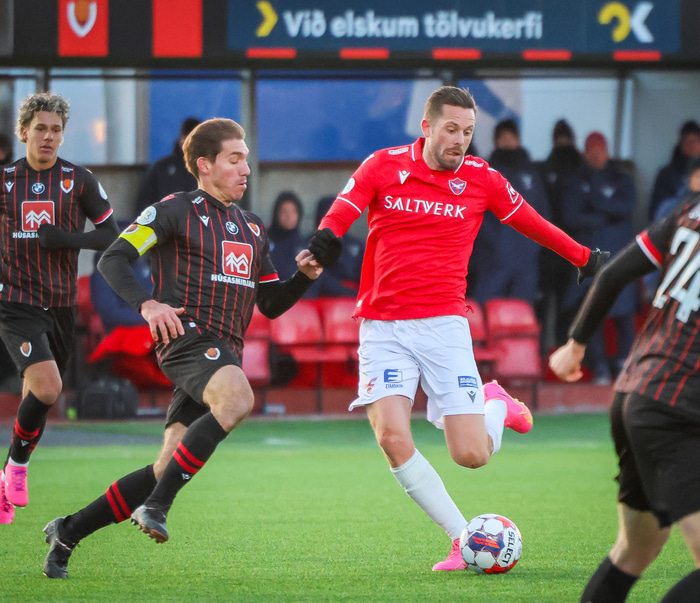 Pablo reynir að stoppa Gylfa Sigurðsson í leiknum í kvöld.
