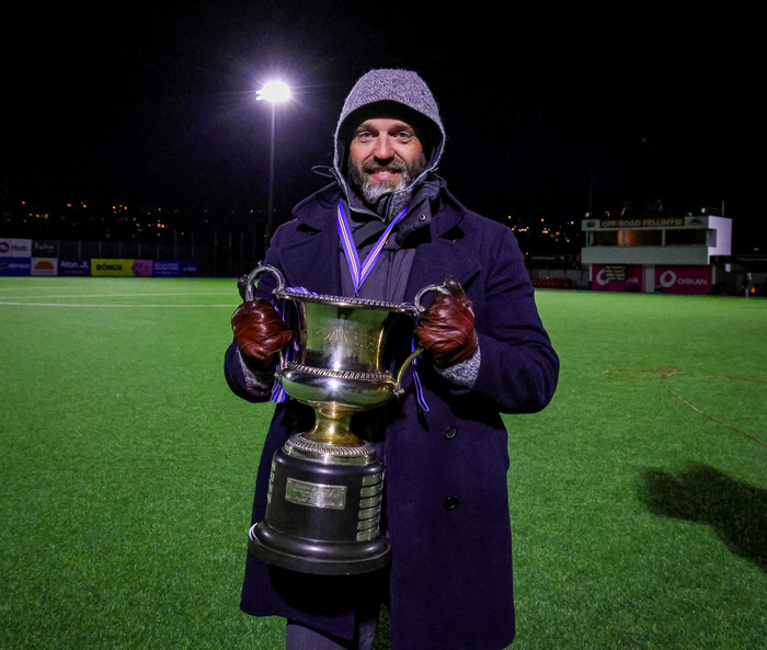 Arnar Gunnlaugsson með verðlaunagripinn eftir leik í kvöld.