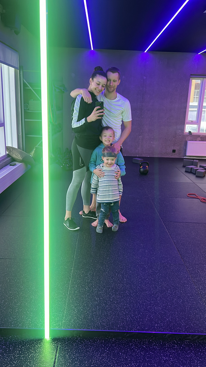 Finnur með fjölskyldu sinni.