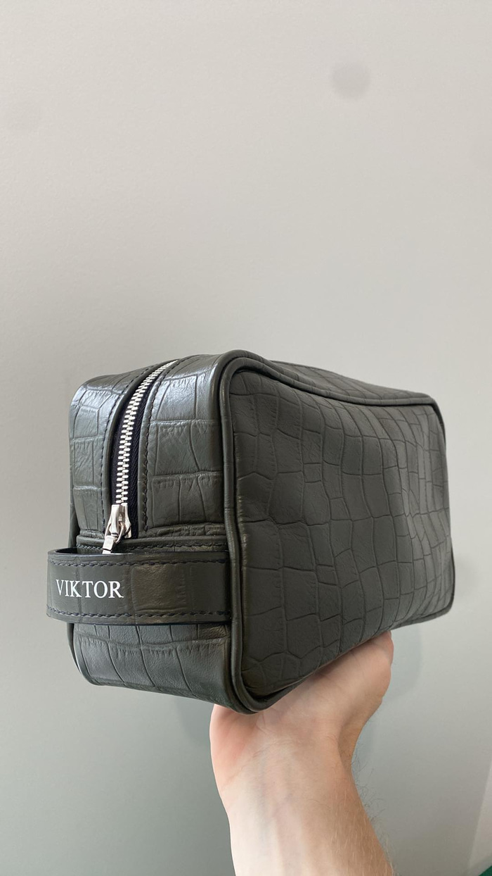 Snyrtitaska sem Viktor bjó til.