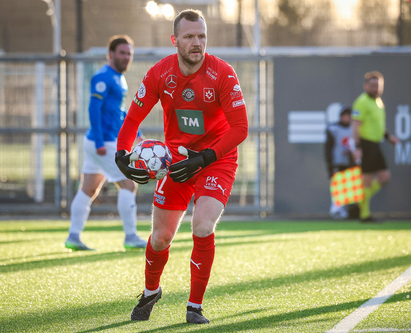 Árni Snær uppskar spjald fyrir mótmæli sín í gær.
