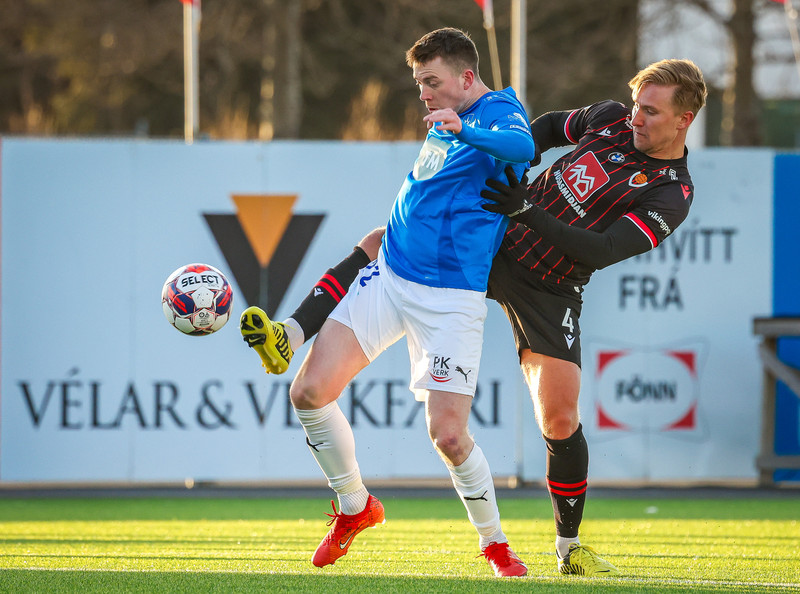 Oliver Ekroth og Emil Alason í baráttunni.