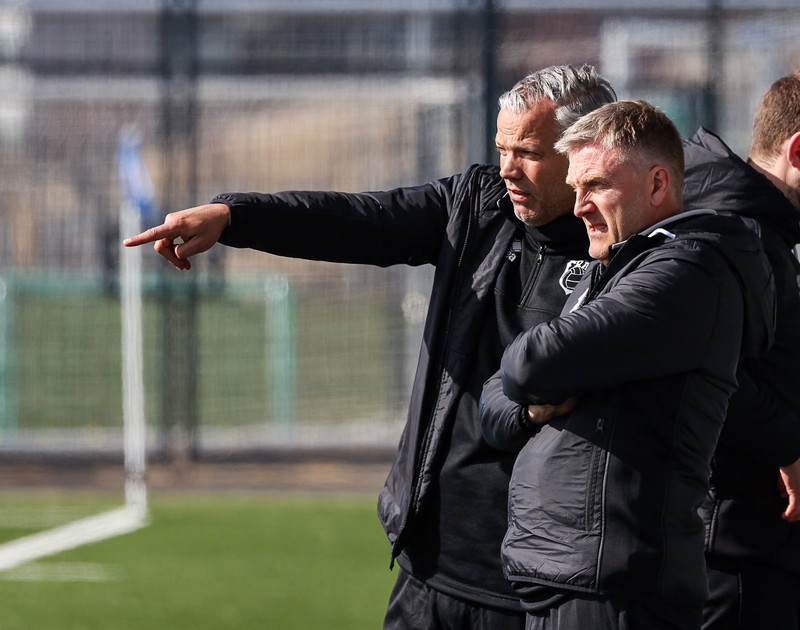 Helgi Sigurðsson og Rúnar Kristinsson að ræða málin í leiknum í dag