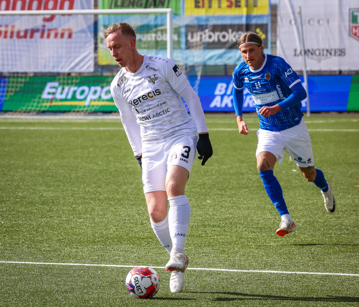 Ég held að þetta sé bara ekki rautt spjald, sé bara gult spjald og áfram gakk