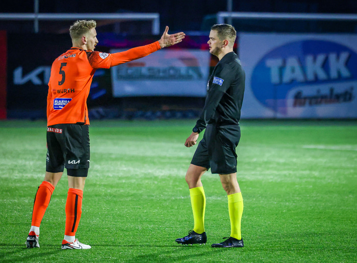 Spjaldaglaðasti dómari umferðarinnar er Jóhann Ingi Jónsson, Hér útskýrir hann málin fyrir Orra Sveini Stefánssyni leikmanni Fylkis sem þó slapp við spjald í gær.