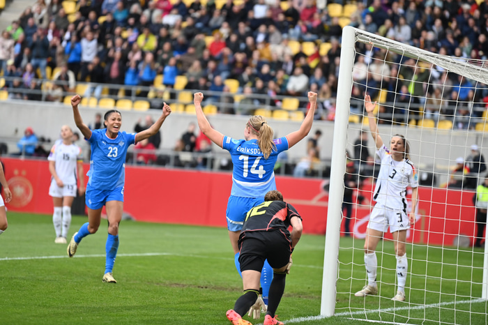 Sveindís var nýbúin að fagna marki Hlínar þegar hún varð að fara meidd af velli.