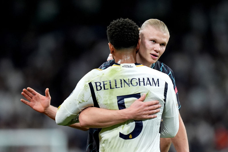 Erling Braut Haaland og Jude Bellingham faðmast eftir leik