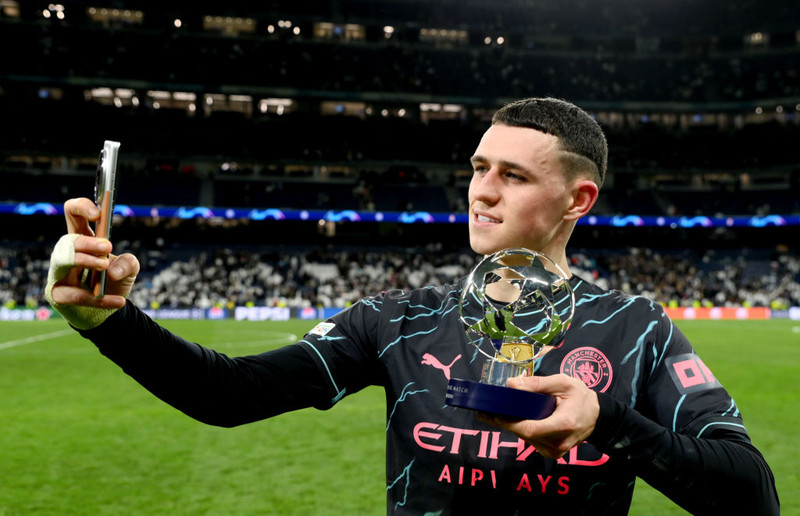 Phil Foden með verðlaunin eftir leik