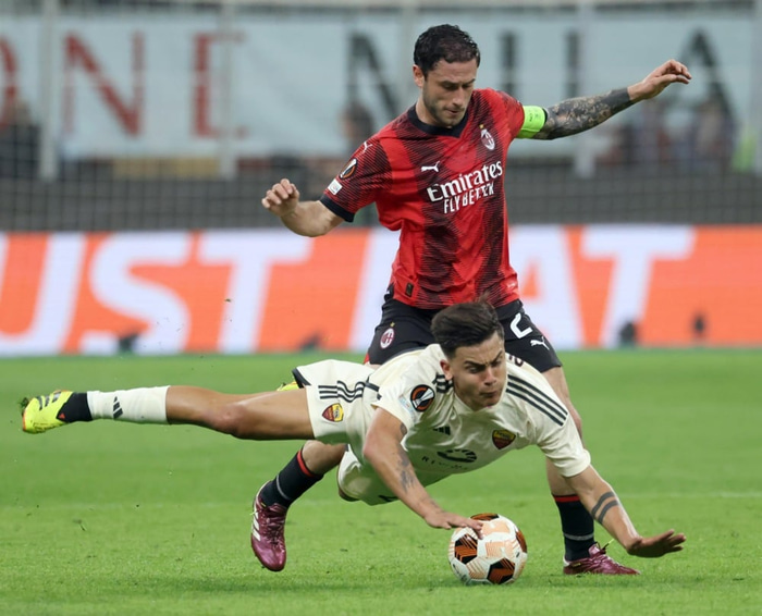 Dybala í baráttunni við Davide Calabria.