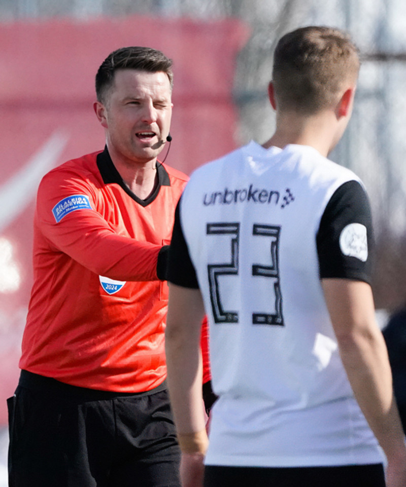 Vilhjálmur Alvar spjaldaði Heimi.