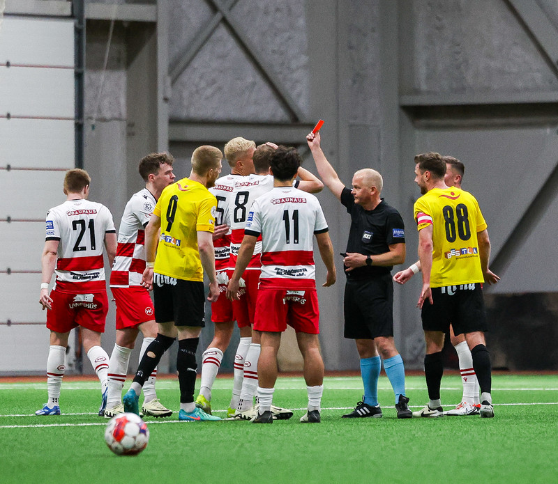 Þorsteinn Aron Antonsson sá rautt undir lok fyrri hálfleiks