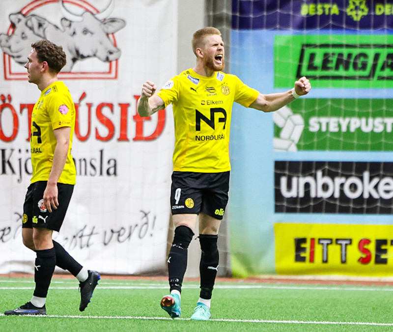 Viktor fagnar einu af þremur mörkum sínum í kvöld