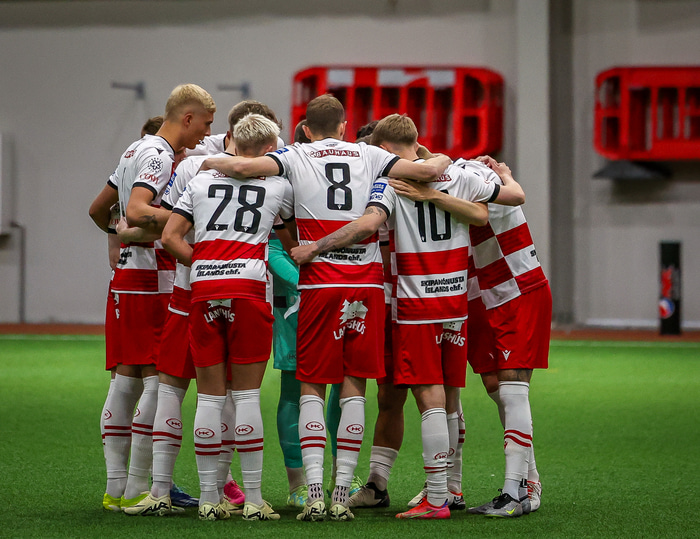 Það jákvæða í þessu er að HK er komið með nýtt gervigras á keppnisvöllinn sinn.