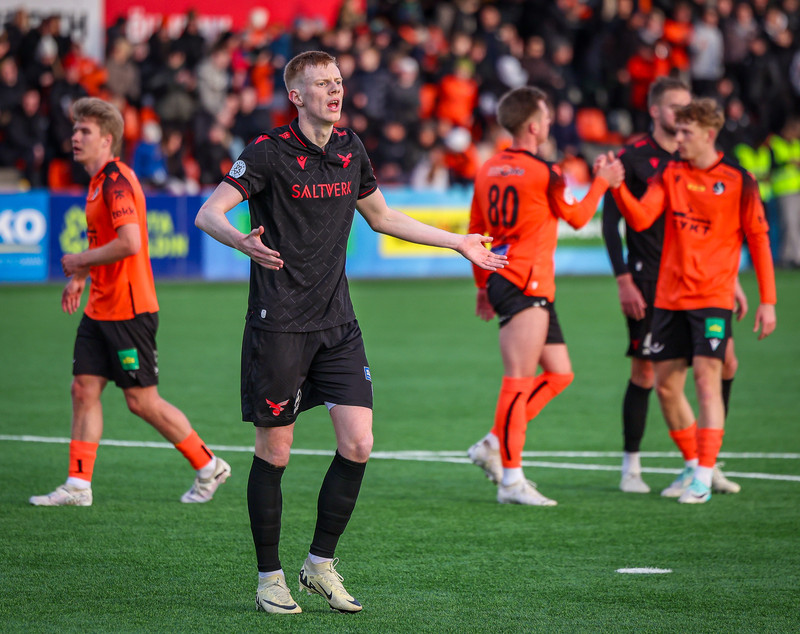 Gísli hélt fram sakleysi sínu en nær allir á vellinum héldu að dómurinn væri hárréttur.