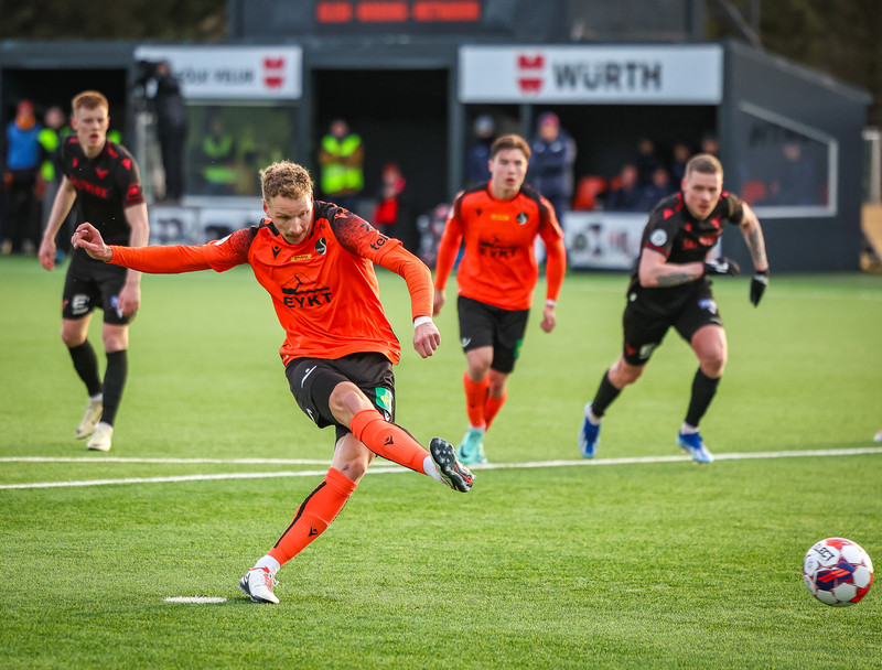 Frederik Schram varði vítaspyrnu Orra.