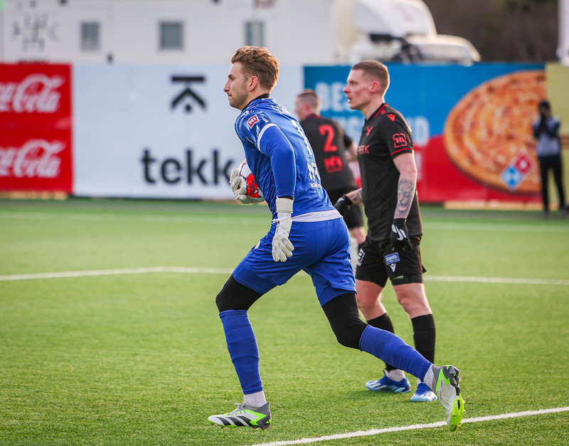 Með boltann eftir að hafa varið frá Orra Sveini.
