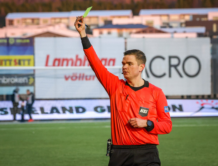 Jóhann Ingi í spjaldafimi í Úlfarsárdalnum í gær.