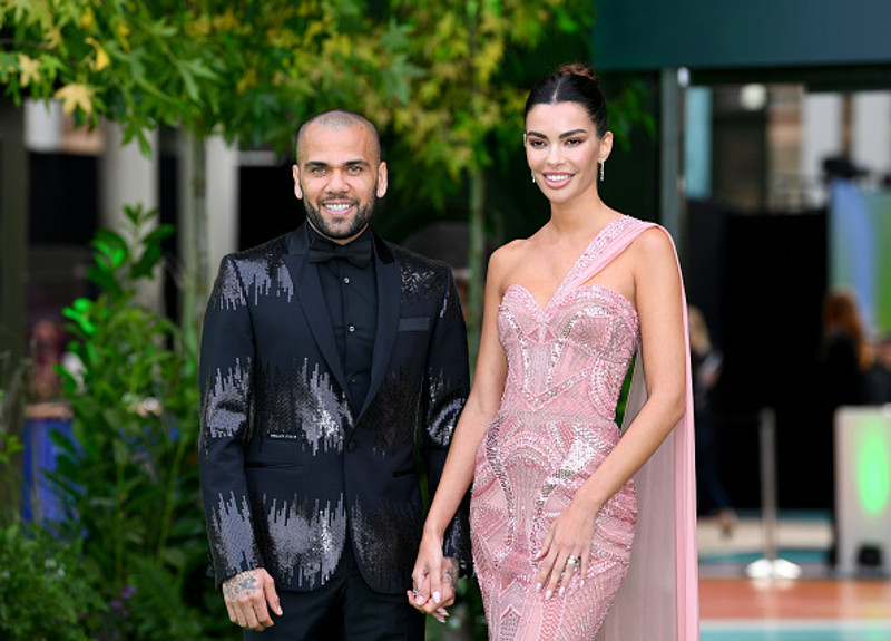 Dani Alves tekinn aftur saman við eiginkonu sína