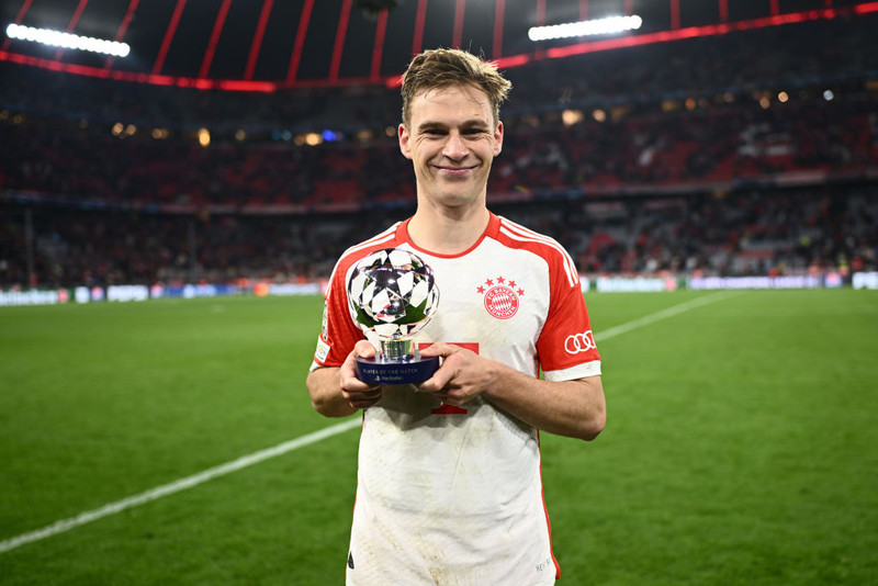 Kimmich var í skýjunum með styttuna