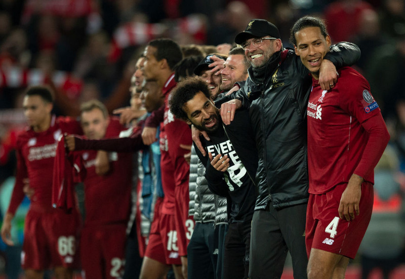 Jürgen Klopp og leikmenn Liverpool eftir magnaða sigurinn á Barcelona