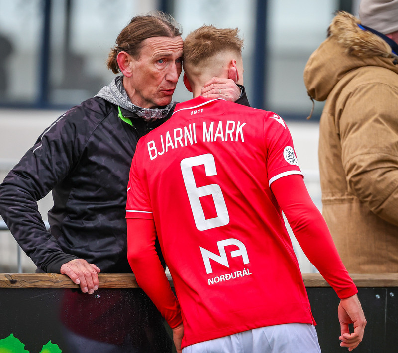 Mark Duffield spjallar við son sinn í leiknum í gærkvöldi.