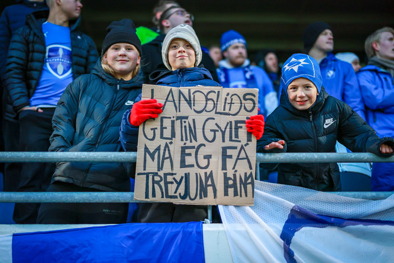 Skiltið góða í höndum unga mannsins.