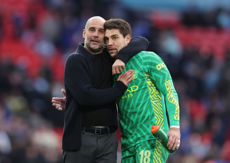 Stefan Ortega fékk faðmlag frá Pep Guardiola eftir leik