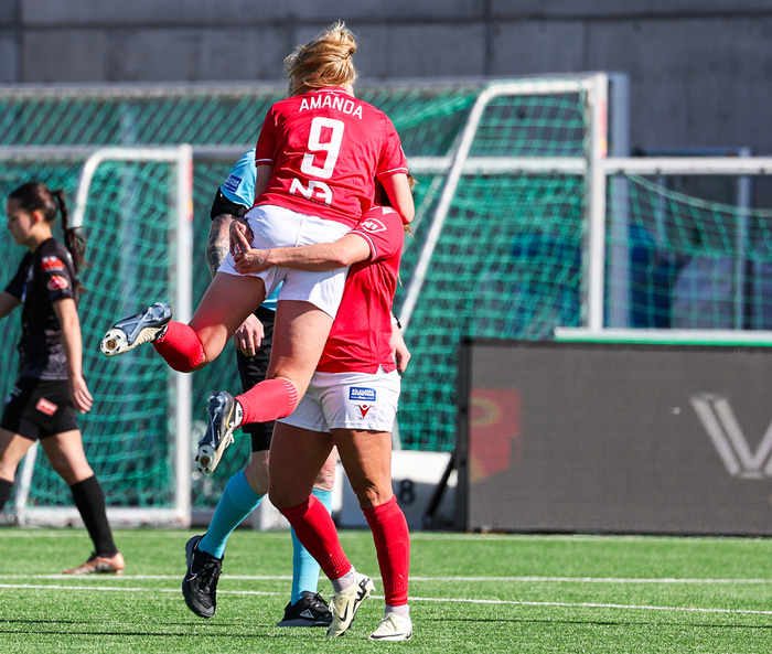 Amanda fagnar með liðsfélögum sínum í dag