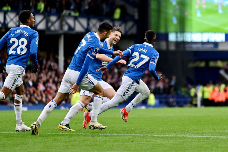 Everton fagnar marki á síðasta tímabili.