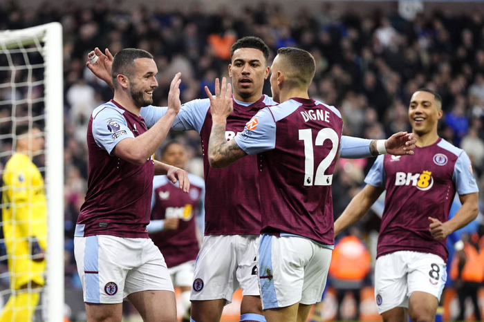 Aston Villa fagnar marki á síðasta tímabili.