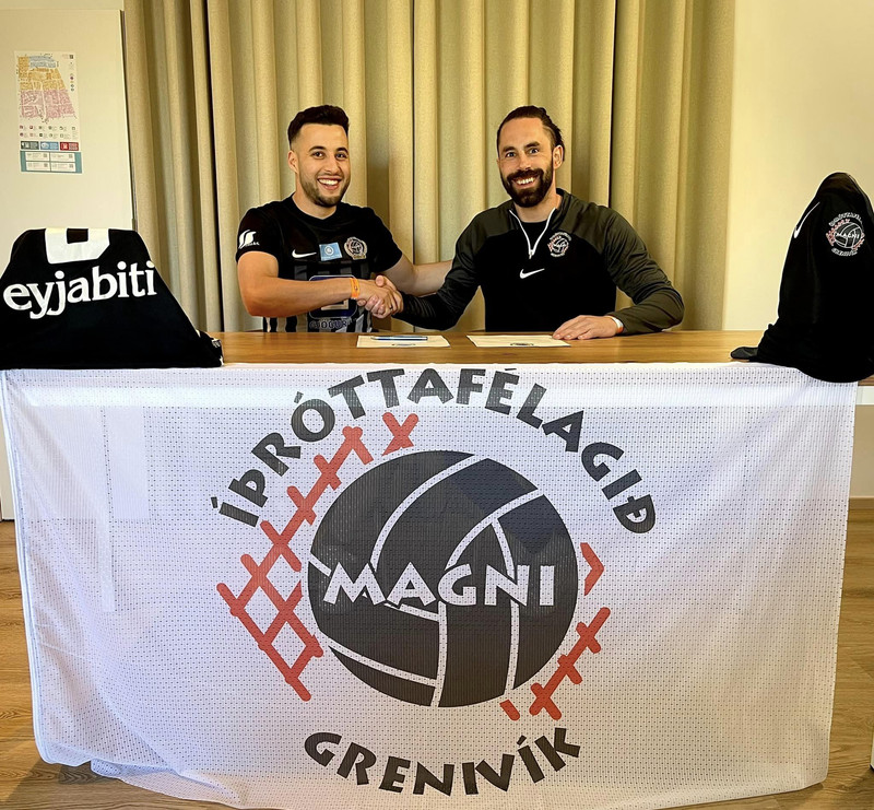 Ibrahim Boulahya El Miri og Hjörtur Geir Heimisson, formaður Magna, við undirskrift