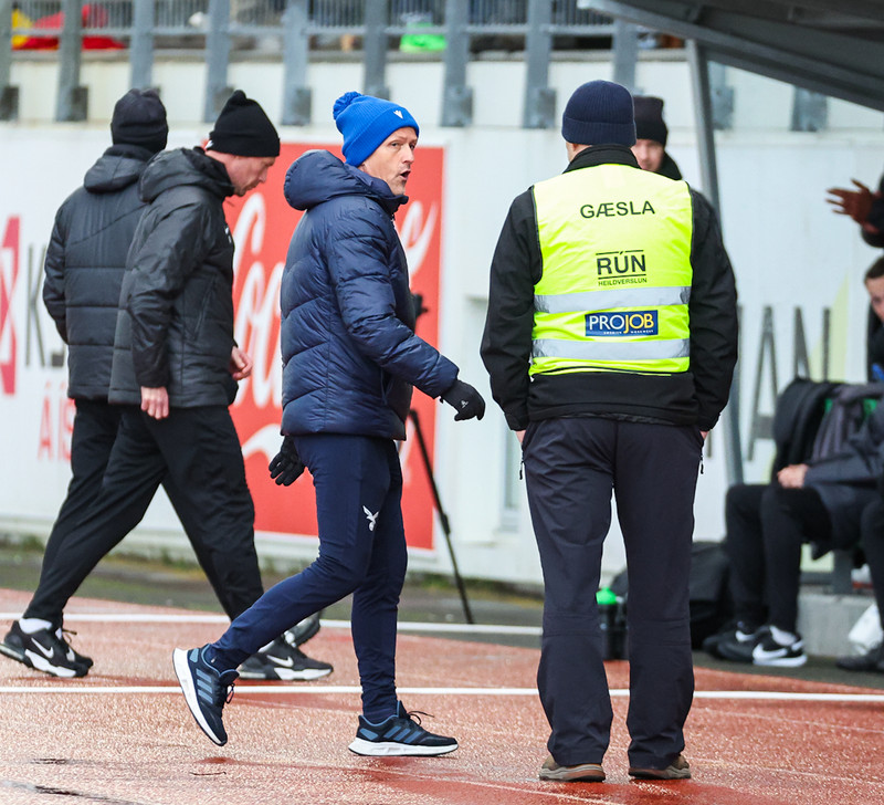 Arnar Grétarsson fékk að líta rauða spjaldið en hér gengur hann af velli