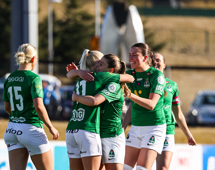 Heiða Ragney fagnar hér marki ásamt liðsfélögum sínum í kvöld.