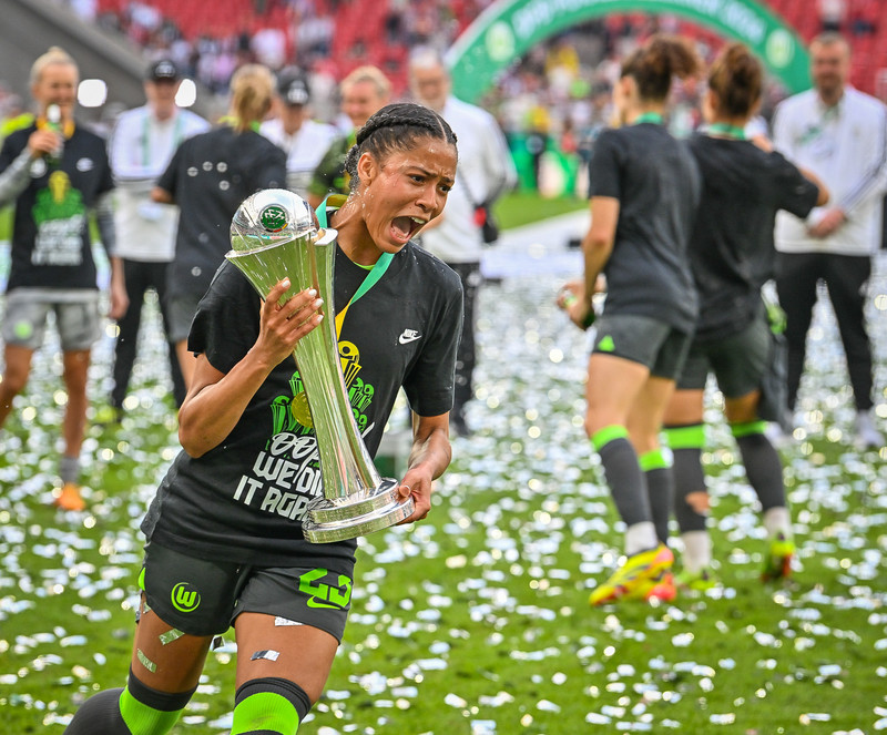 Fagnar titli með Wolfsburg.