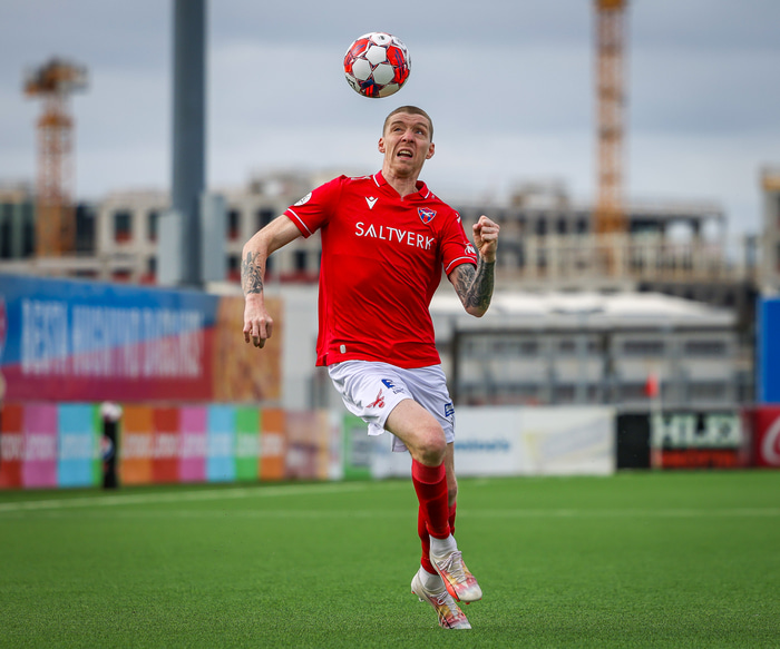 Vindurinn kemur inn í hópinn.